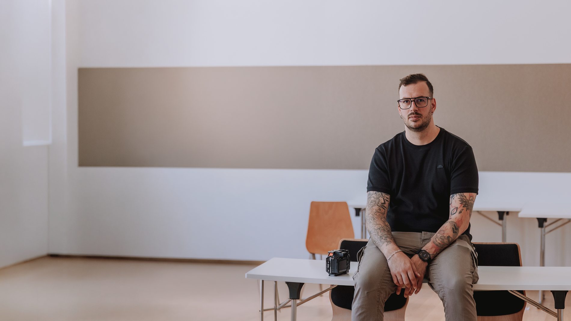 Simon Buratti bei Creova, im Gespräch am Tisch