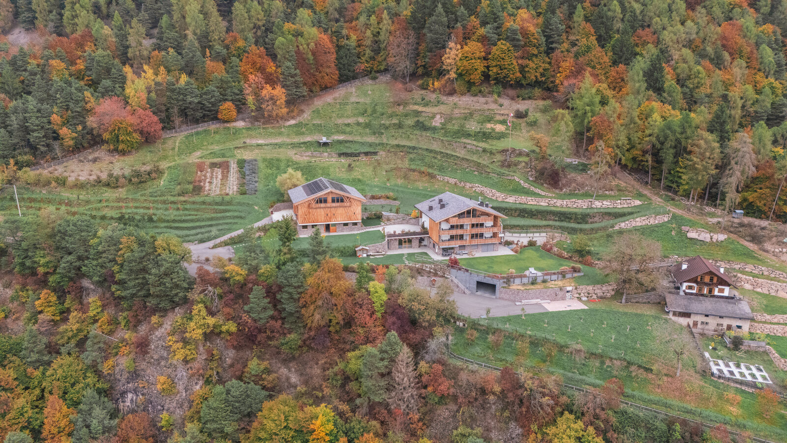 julian-ref-kohlbrenner-drohne-2 Kohlbrennerhof im Herbst aus der Vogelperspektive
