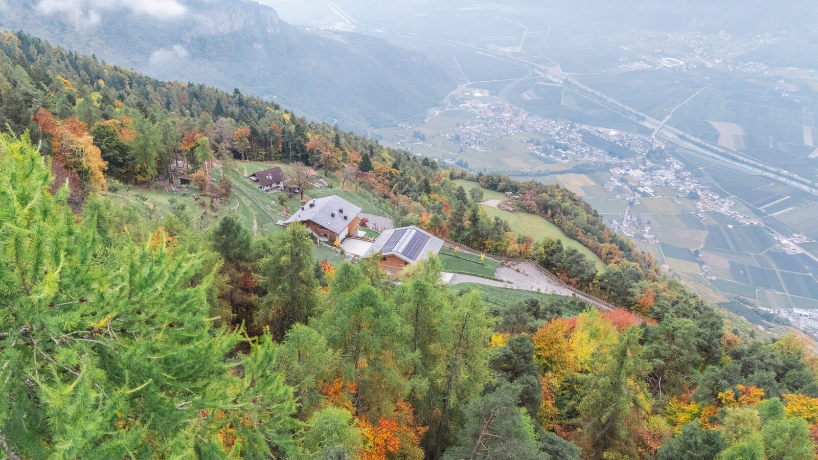 julian-ref-kohlbrenner-drohne-3 Kohlbrennerhof eingebettet in die umliegende Landschaft