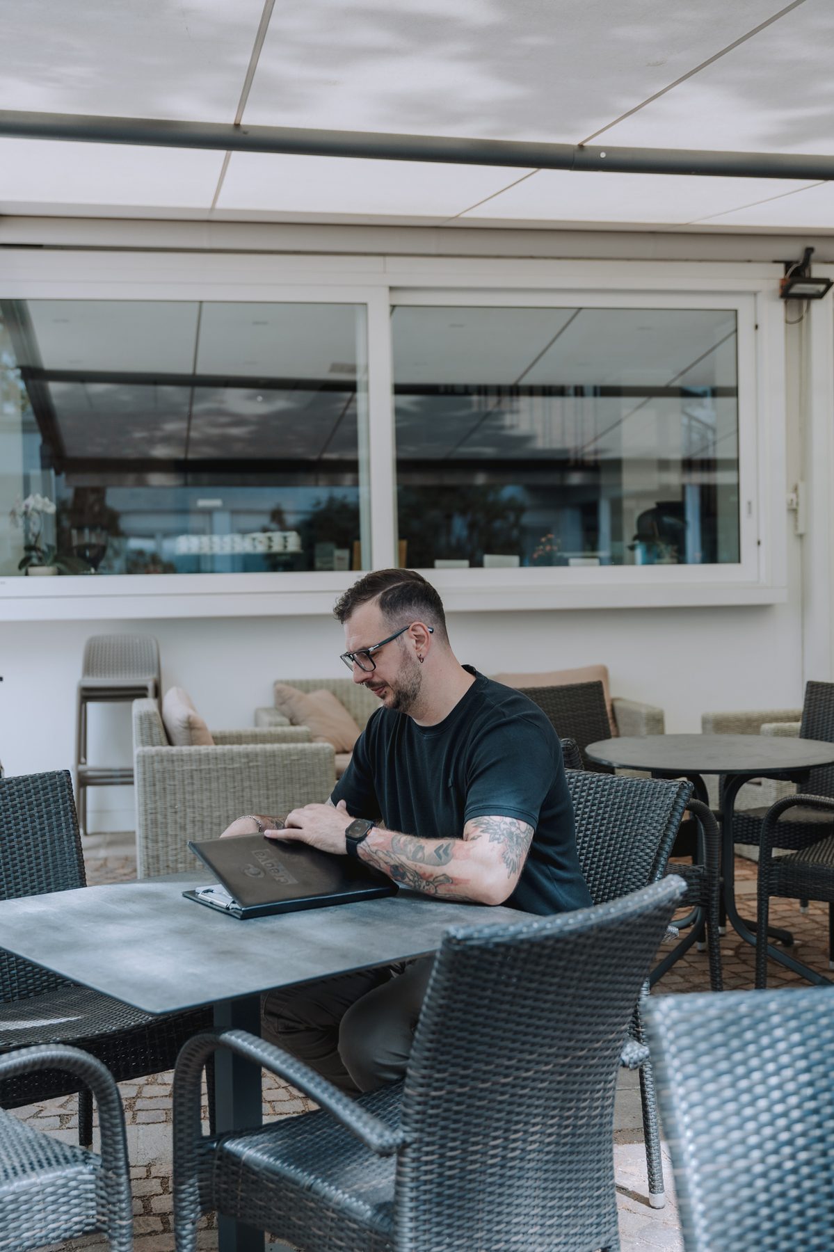 Simon bei der Social-Media-Planung