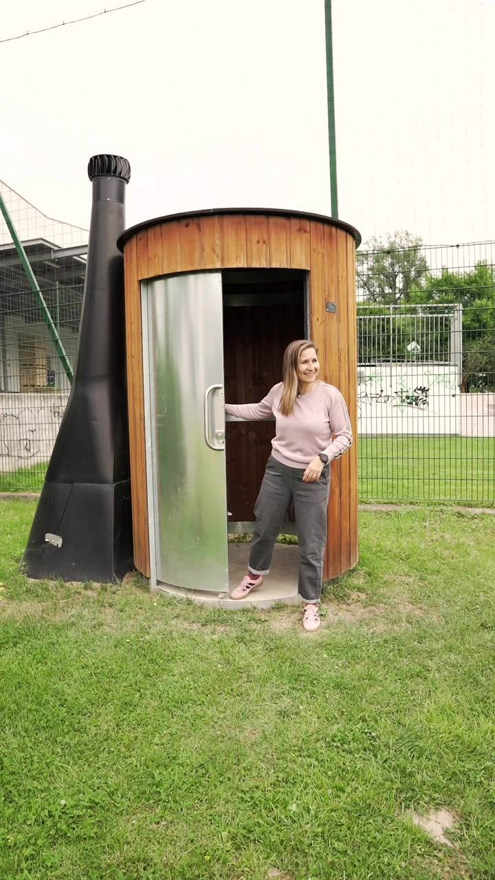Tendsystem: mobile Toilettenkabine im Einsatz, Szene aus dem Produktvideo