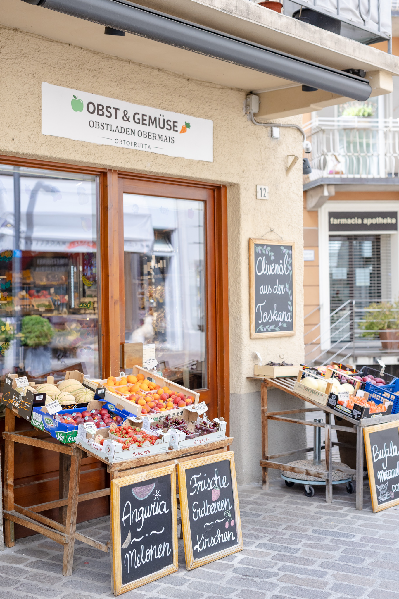 Team des Obstladen Obermais im Geschäft
